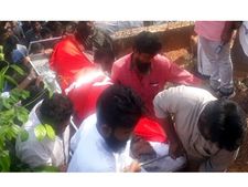  വയനാട് പോലീസിന്റെ വെടിയേറ്റ് മരിച്ച മാവോയിസ്റ്റ് ജലീലിന്റെ  മൃതദേഹം പള്ളിക്കമ്മറ്റി തിരസ്‌കരിച്ചു, അവസാനം മറവ് ചെയ്തത് കുടുംബ വക സ്ഥലത്ത്