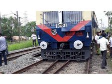 മദ്യലഹരിയിൽ യുവാവ് പാളത്തിൽ കുത്തിയിരുന്നു; രക്ഷിക്കാൻ എമർജൻസി ബ്രേക്കിട്ട് ട്രെയിൻ നിര്‍ത്തി 