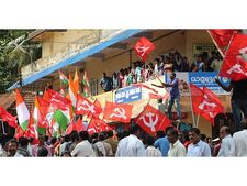 ചട്ടം ലംഘിക്കുന്നവരുടെ മേല്‍ പിടിവീഴുന്നു; കോഴിക്കോട്ട്  3253 പോസ്റ്ററുകള്‍, 112 ബാനറുകള്‍, 388 കൊടികള്‍  നീക്കി 