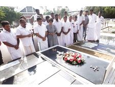 രാവിലെ തന്നെ മാതാപിതാക്കളുടെ കല്ലറകൾക്ക് മുന്നിൽ പ്രാർത്ഥന; പിന്നെ തെരഞ്ഞെടുപ്പ് പ്രവർത്തനത്തിൽ സജീവമായി ഹൈബി