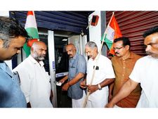 വയനാട്ടിലെ ജപ്തി; കിസാന്‍ കോണ്‍ഗ്രസ് ബാങ്ക് പ്രതീകാത്മകമായി ജപ്തി ചെയ്തു, പൂട്ടുപൊളിച്ച ബാങ്ക് ജീവനക്കാരെ പ്രോസിക്യൂട്ട് ചെയ്യണമെന്ന് സ്വതന്ത്രകര്‍ഷകസംഘം