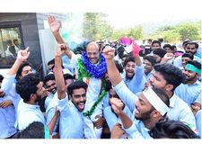   പ്രവര്‍ത്തകരുടെ അണപൊട്ടിയ ആവേശത്തിന് നടുവില്‍ കുഞ്ഞാലിക്കുട്ടിയുടെ പര്യടനം; റാലി, റോഡ് ഷോ...