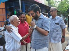ആവേശമായി എംബി രാജേഷിന്റെ പര്യടനം; സുഖാന്വേഷണങ്ങള്‍ക്ക് ശേഷം പാട്ടുമായി കെഎസ് ബാപ്പുട്ടിക്ക...