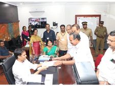 ഹാട്രിക് വിജയം തേടി എം.കെ രാഘവൻ നാമനിർദേശപത്രിക സമർപ്പിച്ചു