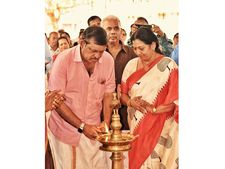 മക്കള്‍ സാക്ഷി; കലാലയ മുറ്റത്ത്   പ്രണയ ജോഡികള്‍ ഒത്തുകൂടി, നാട്ടിക ശ്രീനാരായണ കോളജ് സാക്ഷ്യം വഹിച്ചത് അസുലഭ മുഹൂർത്തം... 