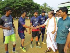   മലപ്പുറത്തിന്റെ നെഞ്ചിടിപ്പറിഞ്ഞ് കുഞ്ഞാലിക്കുട്ടി: വോട്ടഭ്യര്‍ഥിക്കാന്‍ ഫുട്‌ബോള്‍ ഗൗണ്ടിൽ