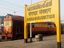 തിരുവനന്തപുരം-ഡല്‍ഹി രപ്തി സാഗര്‍, ആലപ്പി-ധന്‍ബാദ്, മധുര-തിരുവനന്തപുരം അമൃത എക്‌സ്പ്രസ് എന്നിവ  ഷൊര്‍ണൂരിനോട് വിടപറഞ്ഞു