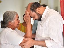 മോ​ന്‍ ജ​യി​ക്കും ഞാ​ന്‍ ഭ​ഗ​വ​തീ​ടെ ആ​ളാ...'', വാ​ര​സ്യാ​രു​ടെ ആ​ശീ​ർ​വാ​ദം ഹൃ​ദ​യ​പൂ​ർ​വം സ്വീകരിച്ച് രാജീവ്