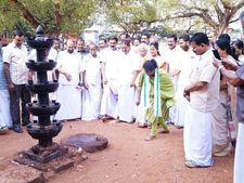 യുഡിഎഫ് സ്ഥാനാര്‍ഥി  രമ്യ ഹരിദാസ് പര്യടനം  തുടങ്ങി; പ്രചരണത്തിന് മണ്ഡലത്തിലെത്തുന്നത് മുതിർന്ന നേതാക്കൾ‌, പാട്ടുപാടി അണികളെ കയ്യിലെടുത്ത് സ്ഥാനാർത്ഥി...
