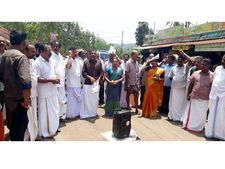പുല്‍പ്പള്ളി ഇരുളത്ത് വനപാലക സംഘത്തെ കടുവ ആക്രമിച്ചു: അഞ്ചുപേര്‍ക്ക് പരിക്ക്; ഒരാളുടെ നില ഗുരുതരം; പ്രദേശവാസികള്‍ റോഡ് ഉപരോധിക്കുന്നു
