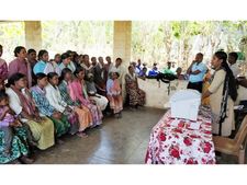 കാടിന്റെ മക്കള്‍ വോട്ട് ചെയ്യാന്‍ പഠിക്കുകയാണ്; വയനാട്ടിലെ കോളനികളില്‍ ബോധവത്ക്കരണ പരിപാടികള്‍ തുടരുന്നു