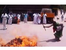 വട്ടവടയില്‍ സബ്കളകടറുടെ കോലം കത്തിച്ചു: ഉദ്യോഗസ്ഥര്‍ മരം മുറിക്കുന്നതിന് തടസം നില്‍ക്കുന്നുവെന്ന്!!