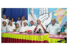 അമേഠിയും വയനാടും വിജയിച്ചാൽ രാഹുൽ ഗാന്ധി ഏത് സീറ്റ് നിലനിർത്തും; ഉമ്മൻ ചാണ്ടിയുടെ മറുപടി ഇങ്ങനെ 