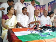 യു പി എ അധികാരത്തിലെത്തിയാല്‍ കാര്‍ഷികകടം എഴുതിത്തള്ളും; ദാരിദ്ര്യം കൊണ്ടും പട്ടിണി കൊണ്ടും ആര്‍ക്കും മരിക്കേണ്ടി വരില്ലെന്നും എ കെ ആന്റണി