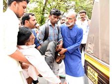 കണ്ണാന്തനത്തെ ട്രോളുന്നുവരുടെ ശ്രദ്ധയ്ക്ക്! ബൈക്കിടിച്ചിട്ട യാത്രക്കാരനെ ആശുപത്രിയിലെത്തിച്ചു!