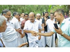 അണികളെ ആവേശത്തിലാക്കി കുഞ്ഞാലിക്കുട്ടിയുടെ  പടയോട്ടം, ഒറ്റദിവസം 21 കേന്ദ്രങ്ങളില്‍ പര്യടനം നടത്തി