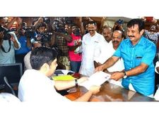ആരിഫിന്‍റെ കൈയ്യില്‍ 40,000; ഷാനിമോളുടെ കൈയ്യില്‍ 4.30 ലക്ഷം;ഇരുവരും പത്രിക സമര്‍പ്പിച്ചു 