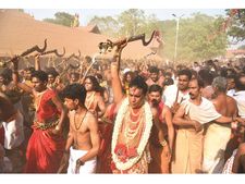 ഭക്തിനിര്‍ഭരമായ അന്തരീക്ഷത്തില്‍  അശ്വതി കാവുതീണ്ടല്‍ നടന്നു; കനത്ത ചൂടിനെ അവഗണിച്ചെത്തിയത് ലക്ഷങ്ങൾ