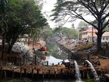കിഴക്കിന്റെ വെനീസിൽ കനാലുകൾ ഇനി ഒഴുകി തുടങ്ങും...  മലിന്യം നിറഞ്ഞു ഒഴുക്കുനിലച്ച കനാലുകളിൽ നവീകരണം പുരോഗമിക്കുന്നു 