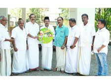  'ചൗക്കിദാര്‍ ചോര്‍ഹെ...' കുഞ്ഞാലിക്കുട്ടിയുടെ  തെരഞ്ഞെടുപ്പ് ഗാനം പുറത്തിറക്കി,  സിഡിയുടെ പ്രകാശനം പാണക്കാട് സാദിഖലി ശിഹാബ് തങ്ങള്‍ പുറത്തിറക്കി!