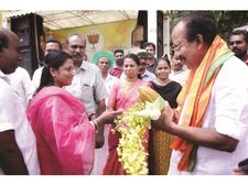 ചാലക്കുടിയില്‍ മൂന്നാംഘട്ടം പൂര്‍ത്തീകരിച്ച് ഇന്നസെന്റ്: മഴയത്തും കുതിരാത്ത ആവേശവുമായി എംഎല്‍എമാര്‍
