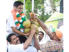  തലമുറകളുടെ സൗഹൃദം  പുതുക്കി, ജനങ്ങള്‍ ഏറ്റെടുത്ത് ഹൈബി ഈഡന്റെ പര്യടനം