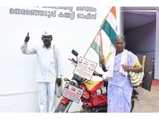 രാഹുലിന് വേണ്ടി മധുരയില്‍ നിന്നും ഇരുചക്രവാഹനത്തില്‍ ദമ്പതികള്‍; കറുപ്പയ്യ രാഹുലിന് വേണ്ടി യാത്ര നടത്തുന്നത് രണ്ടാം വ‌ട്ടം!!