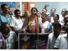  രാഹുലിനായി വയനാട്ടില്‍ ഖുശ്ബുവിന്റെ 25 കിലോമീറ്റര്‍ റോഡ് ഷോ: ദക്ഷിണേന്ത്യയില്‍ രാഹുല്‍ തരംഗമെന്ന്!!