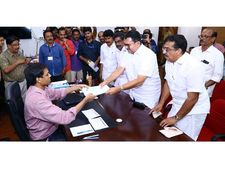 മുരളീധരന്‍ പത്രിക സമര്‍പ്പിച്ചു; വടകരയില്‍ നിഴലിച്ചത് കെപിസിസി - എഐസിസി പോര്‌