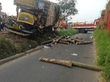 തടികയറ്റിവന്ന ലോറി നിർത്തിയിട്ടിരുന്ന ച​​​രക്കുലോറികളിലേക്ക് ഇ​​​ടിച്ചു കയറി: രണ്ട് മരണം