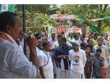 ഇതാണ് രാഘവേട്ടൻ, ഇതാവണം എംപി;  ദേശീയ രാഷ്ട്രീയത്തിൽ കോൺഗ്രസിന്റെ പ്രസക്തിയിലൂന്നി, കുപ്രചാരണങ്ങളെ നിഷ്പ്രഭമാക്കി സ്ഥാനാർഥി എംകെ രാഘവന്റെ  പ്രഭാഷണം, ശേഷം സ്ഥാനാർത്ഥിയെ പൊതിഞ്ഞ് ജനകൂട്ടം!!