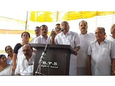 അതെന്താ, ശബരിമലയിൽ കേറ്റാൻ ആക്റ്റിവിസ്റ്റുകൾ തീർന്നു പോയോ? : ഉമ്മൻചാണ്ടി