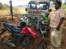 വിഷു വു മായി ബന്ധപ്പെട്ട് അട്ടപ്പാടി യിലേക്ക് കടത്തി കൊണ്ടു വന്ന 54 കുപ്പി തമിഴ് നാട് മദ്യം വാഹന സഹിതം  പിടികൂടി