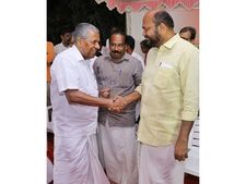 വിവാദ വ്യവസായികള്‍ക്ക് കേരള വികസനത്തെ തടസപ്പെടുത്താനാകില്ല, ജയിച്ചാല്‍ കാലുമാറില്ല എന്നു പരസ്യം നല്‍കേണ്ട സ്ഥിതിയില്‍ കോണ്‍ഗ്രസെത്തിയെന്ന് പിണറായി 
