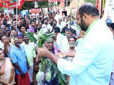 രാജീവിനെ ഹൃദ്യമായി വരവേറ്റ് കളമശ്ശേരി, പ്രചാരണം നിര്‍ത്തിവെച്ച് മാണിക്ക് ആദരാഞ്ജലിയുമായി പി. രാജീവ് 