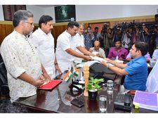 പിവി അന്‍വര്‍ നാമനിര്‍ദ്ദേശ പത്രിക സമര്‍പ്പിച്ചു: പണം നല്‍കിയത് താനൂരിലെ മത്സ്യത്തൊഴിലാളികള്‍!