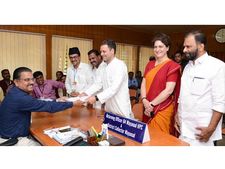 രാഹുല്‍ഗാന്ധിയുടെ പത്രികാസമര്‍പ്പണം ആഘോഷമാക്കി പ്രവര്‍ത്തകര്‍: പ്രിയങ്കയ്ക്കൊപ്പം റോഡ്‌ഷോ