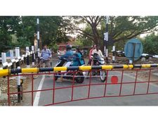 പുതുക്കാട് റെയില്‍വേ ഗേറ്റ് തകരാറിലായി: കാലപ്പഴക്കം ചെന്ന ഗേറ്റ് മാറ്റി സ്ഥാപിക്കണമെന്ന് ആവശ്യം 