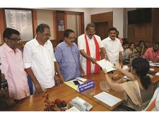 തൃശൂർ എൽഡിഎഫ് സ്ഥാനാർത്ഥി രാജാജി നാമനിര്‍ദേശ പത്രിക നല്‍കി; ചൊവ്വാഴ്ച നാമ നിർദേശ പത്രിക സമർപ്പിച്ചത് മൂന്ന് പേർ!