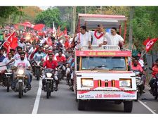   പൊന്നാനിയിലെ എല്‍ഡിഎഫ് സ്ഥാനാര്‍ഥി പിവി അന്‍വറിന്റെ റോഡ് ഷോയ്ക്ക് നേരെ കല്ലെറ്. മൂന്ന് ഡിവൈഎഫ്‌ഐ പ്രവര്‍ത്തകര്‍ക്ക് പരുക്ക്, പിന്നില്‍ ലീഗുകാരെന്ന് സിപിഎം