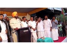  രാഹുല്‍ഗാന്ധിയുടെ പ്രചരണത്തിനായി മുന്‍ ക്രിക്കറ്റ്താരവും പഞ്ചാബ് മന്ത്രിയുമായ നവജ്യോത് സിങ് സിദ്ദു വയനാട് മണ്ഡലത്തില്‍,  രാജ്യത്ത് കോര്‍പ്പറേറ്റുകള്‍ വിലസുമ്പോള്‍ വായ്പയെടുത്ത കര്‍ഷകന്‍ ജയിലിലേക്ക് പോകുന്നുവെന്ന് സിദ്ദു