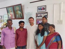 ശ്രീധന്യയും കുടുംബത്തിനുമൊപ്പം രാഹുലിന്റെ ഉച്ചഭക്ഷണം; ഇരുവരും പിരിഞ്ഞത് അര മണിക്കൂര്‍ ആശയവിനിമയം നടത്തിയ ശേഷം