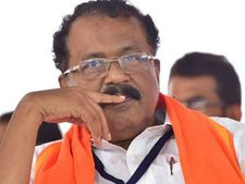 തന്നെ വിഡ്ഡിയാക്കി ചിത്രീകരിച്ചു; ടീക്കാറം മീണക്കെതിരെ മാനനഷ്ടക്കേസ് ഫയല്‍ ചെയ്യുമെന്ന് ശ്രീധരന്‍പിള്ള