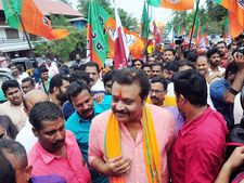 സുരേഷ് ഗോപി തെരഞ്ഞെടുപ്പു പ്രചാരണത്തിന്റെ തുടക്കം കുറിച്ചത് ഇഷ്ടദേവ സന്നിധിയില്‍നിന്ന്... വാദ്യമേളങ്ങളും പൂത്താലവുമായി ഉത്സവ പ്രതീതി, സ്ത്രീകള്‍ ഉള്‍പ്പെടെ നൂറു കണക്കിന് പ്രവര്‍ത്തകര്‍ സ്വീകരിക്കാനെത്തി!