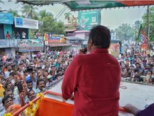 നാട്ടിടവഴികളെയും നഗരവീഥികളെയും ഇളക്കിമറിച്ച്  സ്ഥാനാര്‍ഥികള്‍; ആവേശക്കുട ചൂടിച്ച്  ടിഎന്‍ പ്രതാപന്‍, തീരദേശത്ത് ആവേശത്തിരയിളക്കി സുരേഷ് ഗോപി