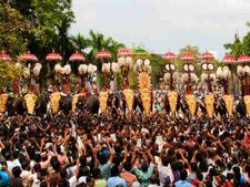  പൂരാവേശത്തില്‍ മുങ്ങി ശക്തന്റെ തട്ടകം: തിങ്കളാഴ്ച പൂരങ്ങളുടെ പൂരം!!