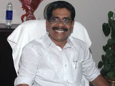 കോണ്‍ഗ്രസില്‍ ഇനി പുനഃസംഘടനയെന്ന് മുല്ലപ്പള്ളി: പുനസംഘടന നടപ്പാക്കുമ്പോള്‍ കാര്യക്ഷമത പരിഗണിക്കും!!
