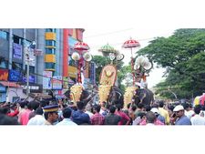 പൂരത്തിന്റെ ചടങ്ങുകളുടെ കാര്യത്തില്‍ അണുവിട വ്യത്യാസമില്ല; വെയിൽ കുടയാക്കി പുരുഷാരവം....