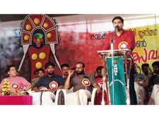 കാലിക്കറ്റ് യൂണിവേഴ്‌സിറ്റി ഇന്റര്‍സോണ്‍ കലോത്സവം; ആദ്യദിനം പാലക്കാട് വിക്‌ടോറിയ കോളജ് മുന്നില്‍, തൊട്ടുപിന്നില്‍ കോഴിക്കോട് ദേവഗിരി