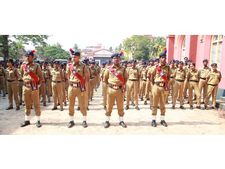 കു​​ട്ടി പൊ​​ലീ​​സ്' എ​​ന്നു വി​​ളി​​ക്കാ​​ൻ വ​​ര​​ട്ടെ!... ഇ​​വ​​രു​​ടെ സേ​​വ​​നം മു​​തി​​ർ​​ന്ന പൊ​​ലീ​​സു​​കാ​​രെ​​യും ക​​ട​​ത്തി​​വെ​​ട്ടും, പ്രളയത്തെ അതീജിവിച്ച  പാഠത്തിൽ സ്റ്റുഡന്‍റ്  പോലീസ്